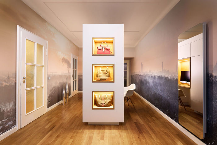 Ein großer Flur konnte hier zum Highlight der Wohnung aus den 30er Jahren des letzten Jahrhunderts werden. Dazu wurde das gesamte zu benutzende Interior in die Mitte des Raumes verlagert. Der von Katja Marocke entworfene und vom Tischler gebaute ‚Monolith‘ beherbergt neben Schuh- und Kleiderschränken auch eine Sitznische. Auf der gegenüberliegenden Seite ist ein Arbeitsplatz integriert. Komplett umlaufend wurde über 23m ein Bild des preisgekrönten Fotografen Albrecht Voss angebracht. — Interior made by Katja A. Marocke